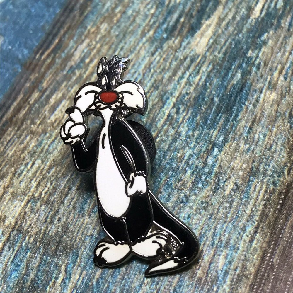 Vintage 1994 Looney tunes Sylvester enamel cat pin